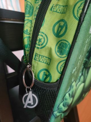 Mochila Hulk con relieve frontal