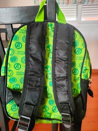 Mochila Hulk con relieve frontal