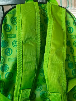 Mochila hulk con relieve frontal