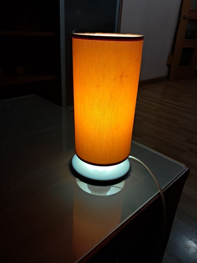 Lamparita naranja y blanca