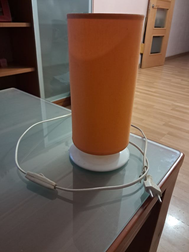 Lamparita naranja y blanca