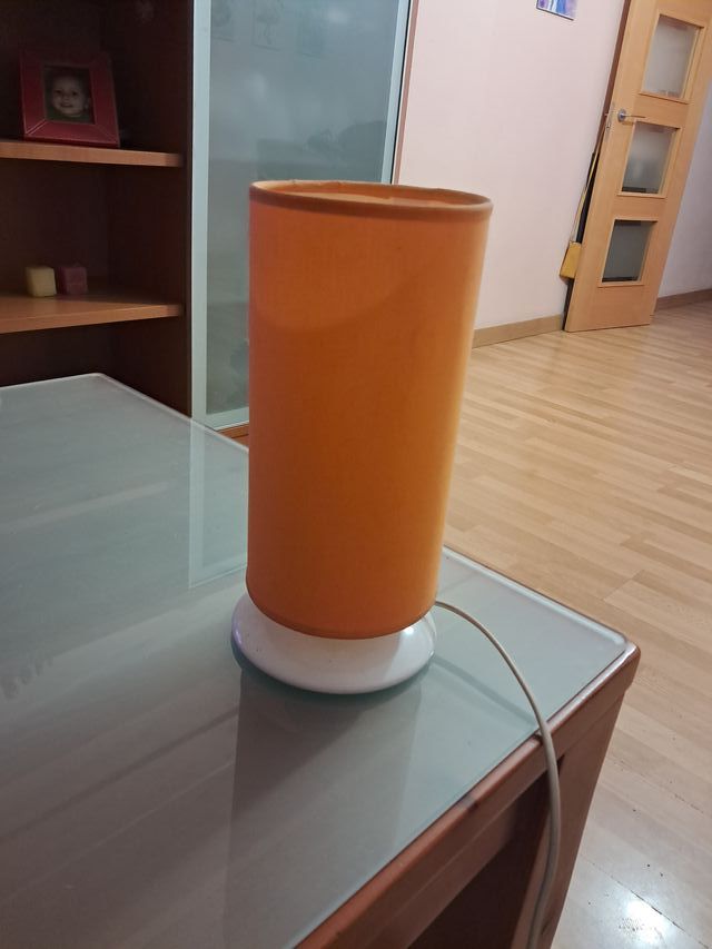 Lamparita naranja y blanca