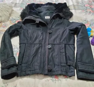 CHAQUETÓN NEGRO CON CAPUCHA.