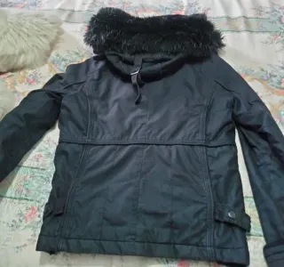 CHAQUETÓN NEGRO CON CAPUCHA.