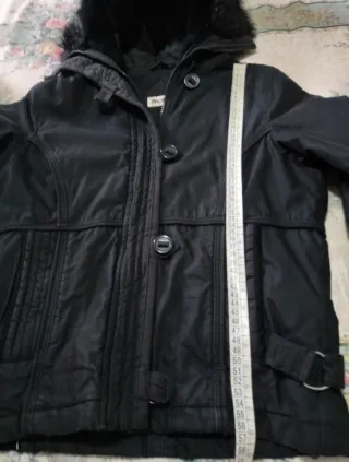CHAQUETÓN NEGRO CON CAPUCHA.