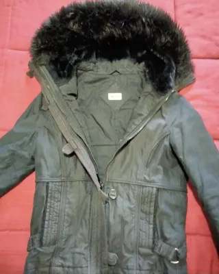 CHAQUETÓN NEGRO CON CAPUCHA.