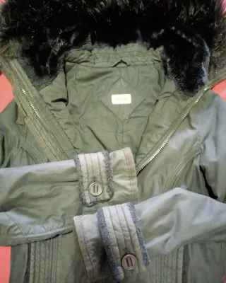 CHAQUETÓN NEGRO CON CAPUCHA.