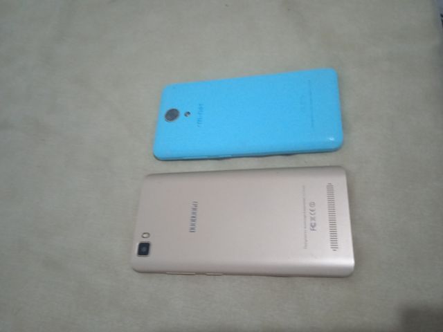 Telefoni cinesi con schermo rotto. Funzionano e si caricano