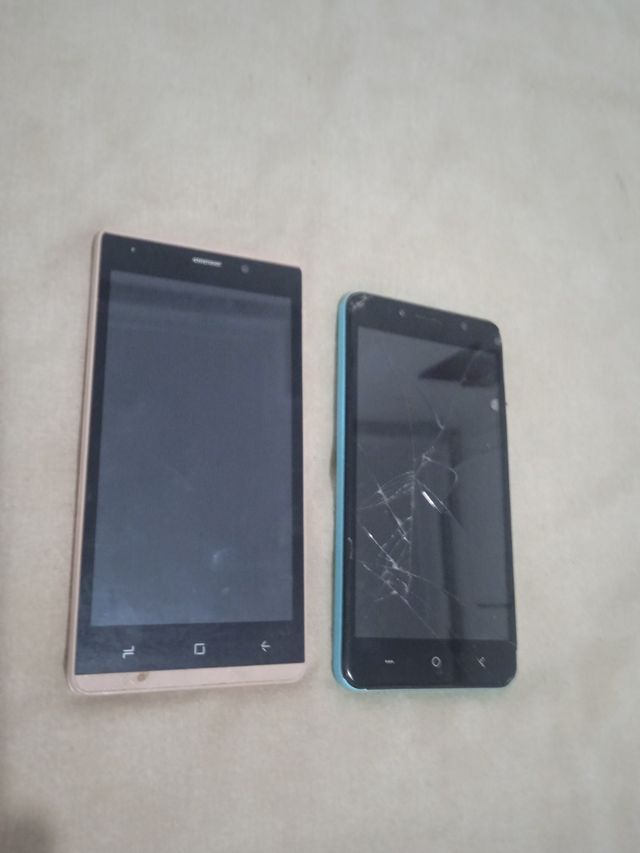 Telefoni cinesi con schermo rotto. Funzionano e si caricano