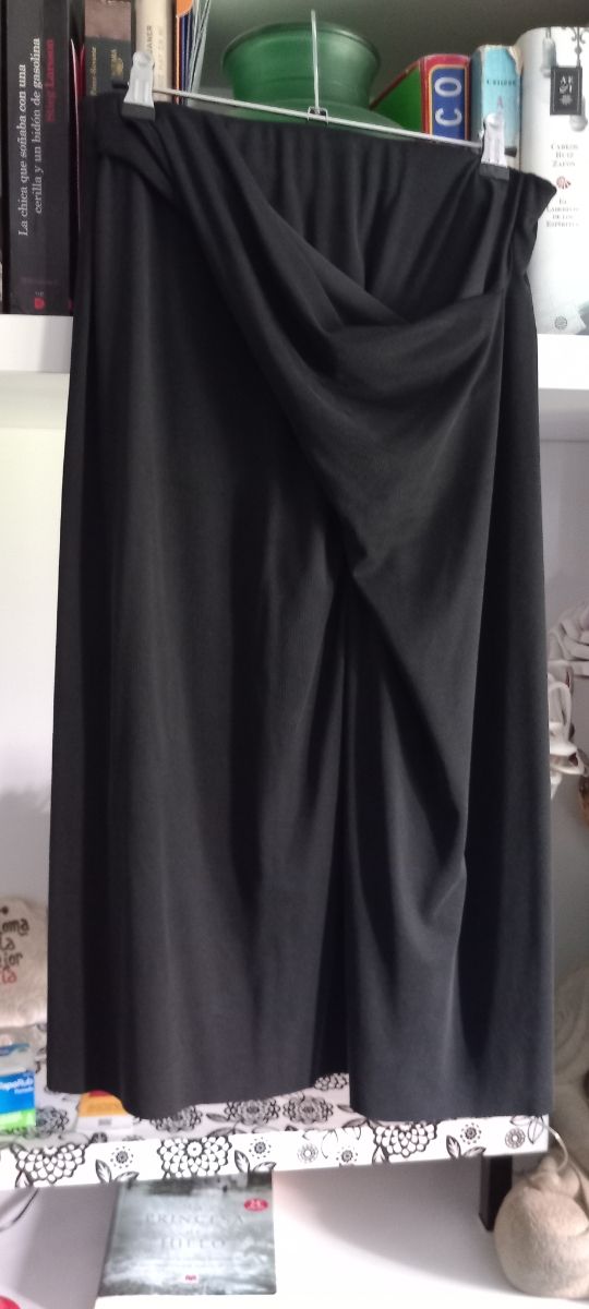 Falda con drapeado y abertura