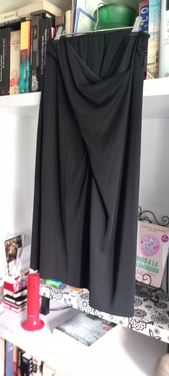 Falda con drapeado y abertura