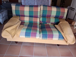 Sofá 2 plazas multicolor. Armazón de madera.