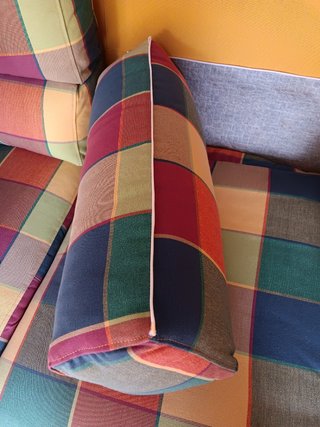 Sofá 2 plazas multicolor. Armazón de madera.