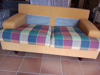 Sofá 2 plazas multicolor. Armazón de madera.