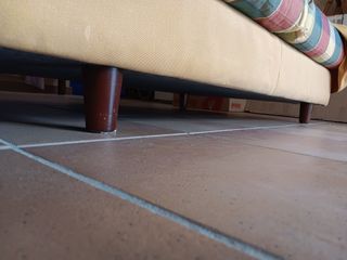 Sofá 2 plazas multicolor. Armazón de madera.
