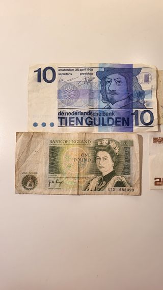 Billetes antiguos fuera de uso