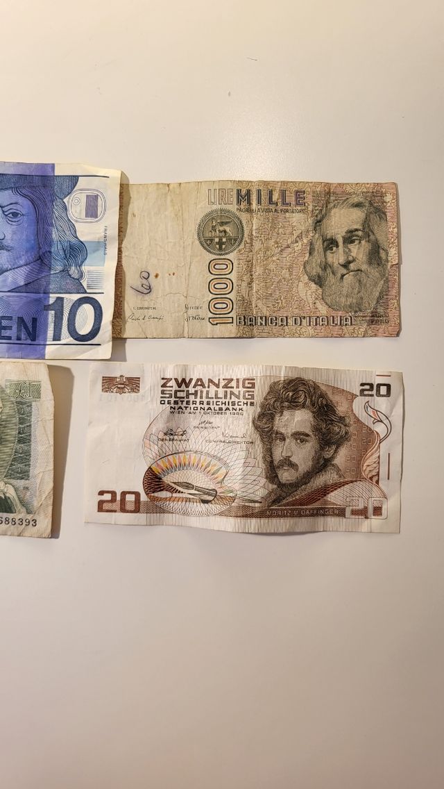 Billetes antiguos fuera de uso