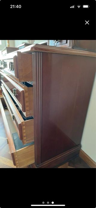 Juego de dormitorio matrimonial de madera noble