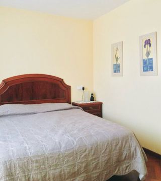 Juego de dormitorio matrimonial de madera noble