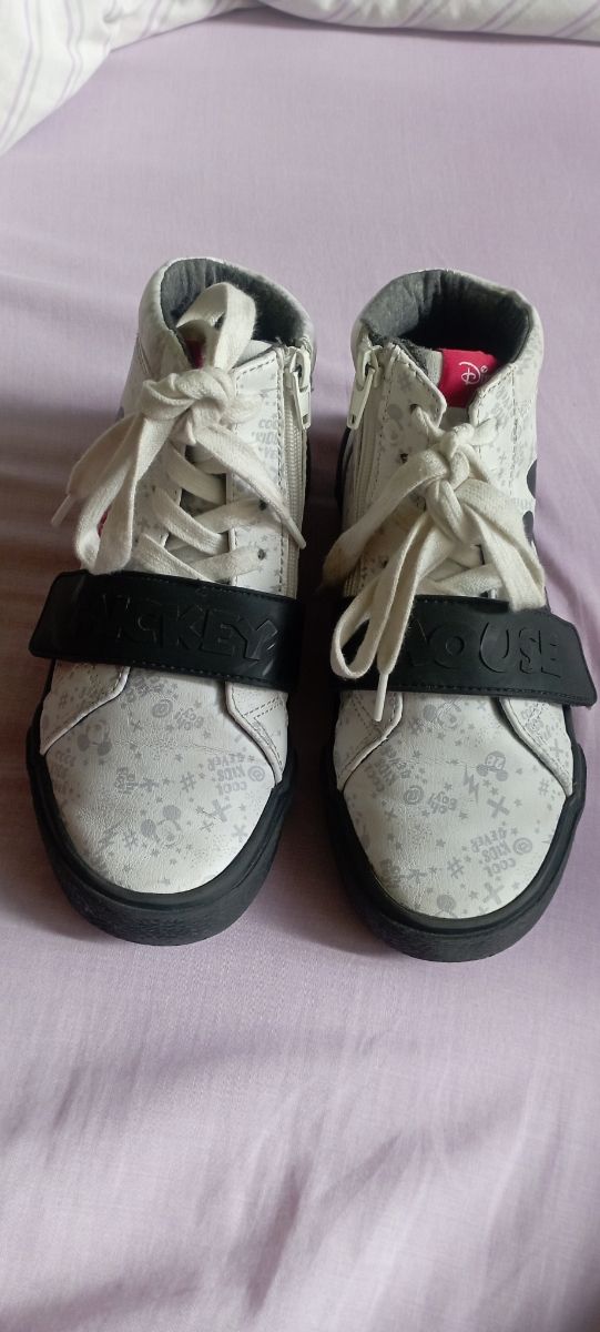 Preciosas Zapatillas de bota Disney