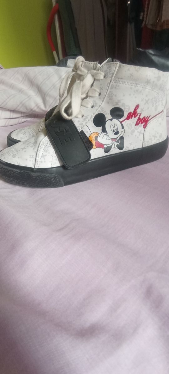 Preciosas Zapatillas de bota Disney
