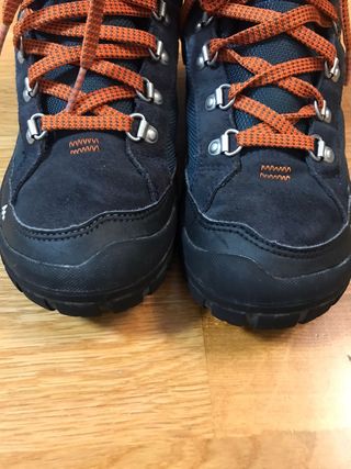 Botas de montaña talla 34.