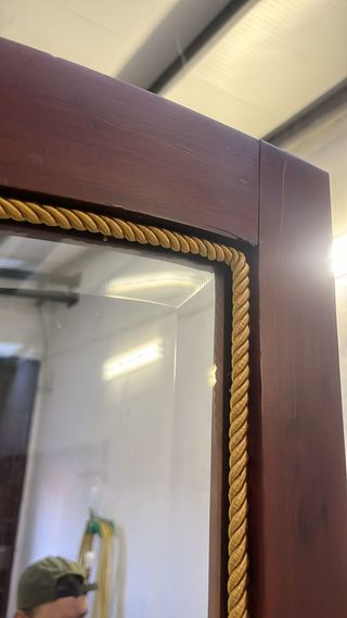 Armario convertido en vitrina con baldas