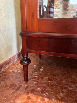 Armario convertido en vitrina con baldas