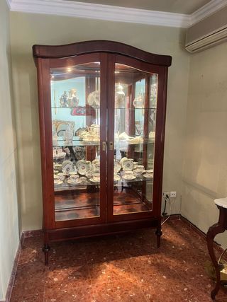 Armario convertido en vitrina con baldas