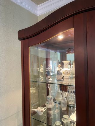 Armario convertido en vitrina con baldas