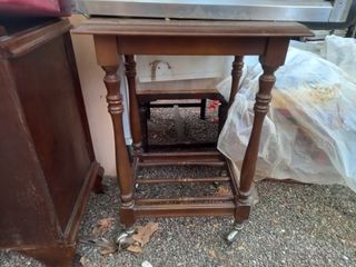 Mesa auxiliar de madera con ruedas