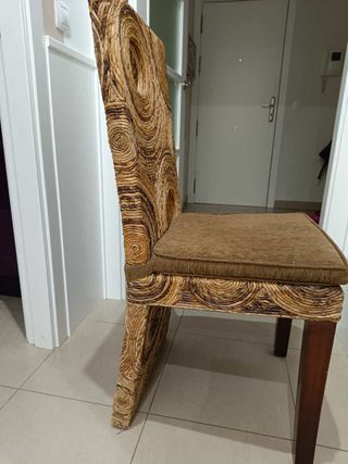 MESA Y 6 SILLAS DE COMEDOR