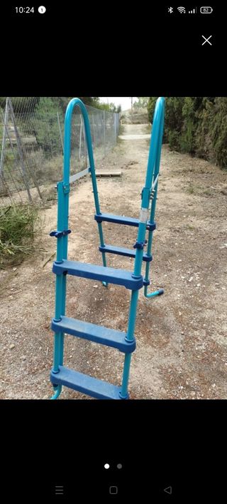 Depuradora de piscina y escalera