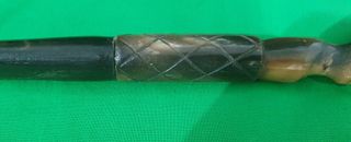 Antiguo calzador simil carey o asta con egipcio