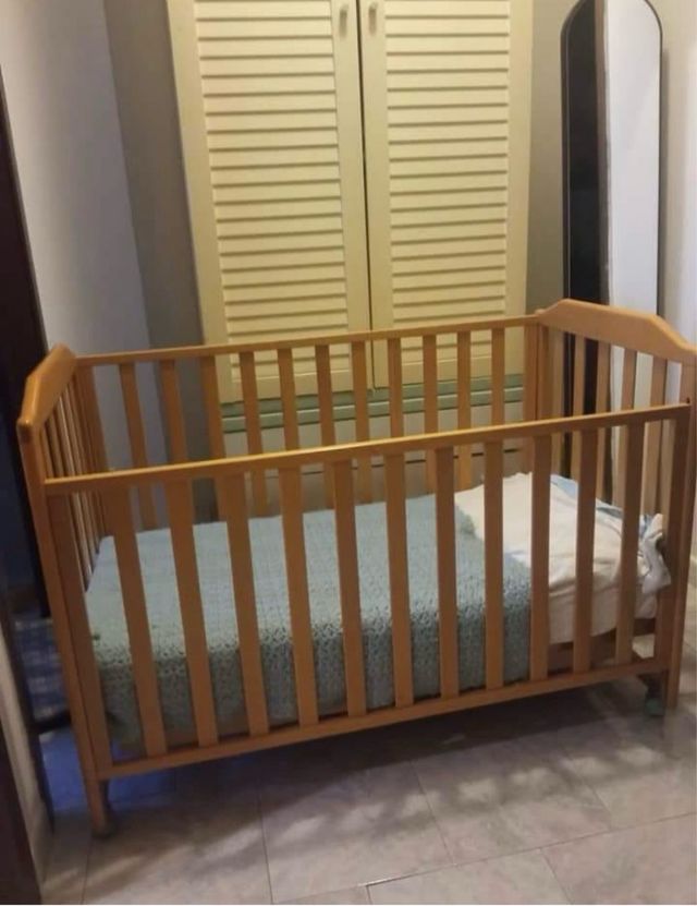 Lettino bimbi con cassetto contenitore.