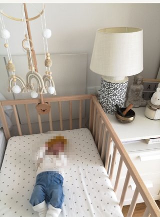 Soporte móvil para cuna de madera