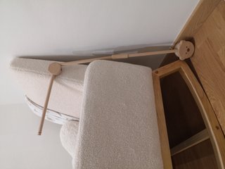 Soporte móvil para cuna de madera