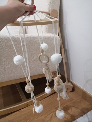 Soporte móvil para cuna de madera