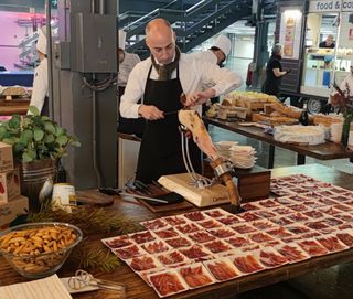 Nacional/Internacional.
Corté de jamón & paleta.
