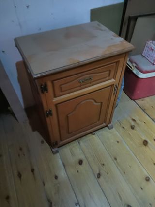 Màquina coser Alfa antigua con mueble y en uso.