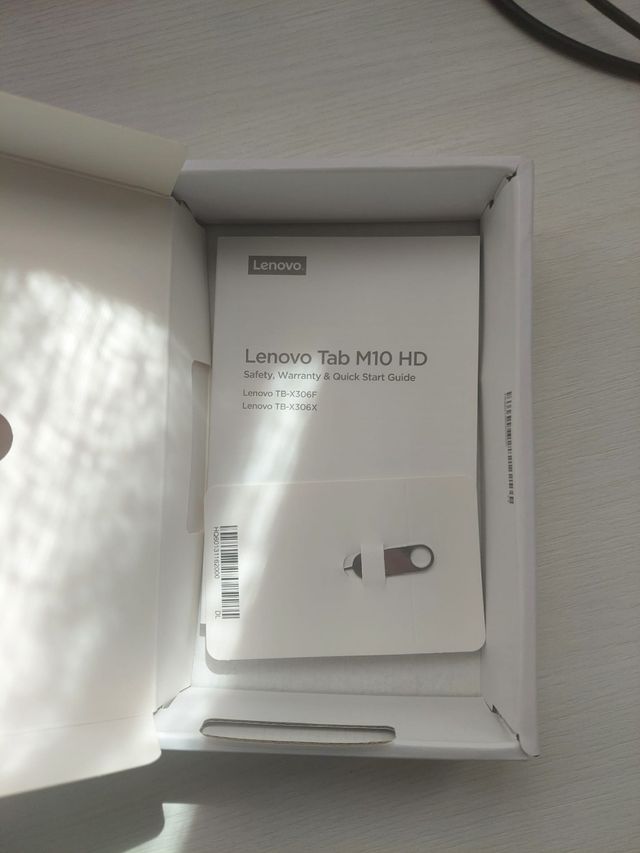 Tablet Lenovo Tab M10 con teclado y fundas