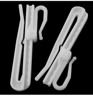 Gancio per tende regolabili in plastica con sistema a cricchetto, colore bianco
