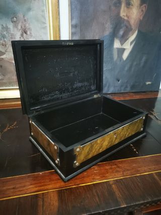 Caja antigua. Elegante
