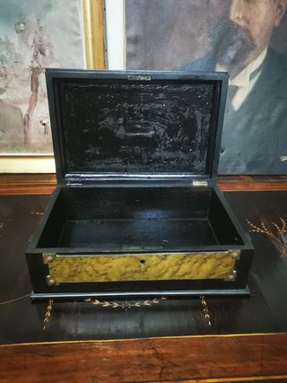 Caja antigua. Elegante