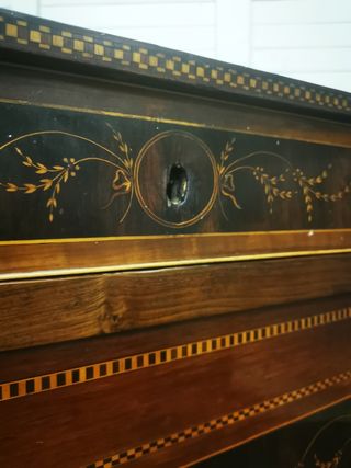 Cómoda antigua. Marquetería. Aparador