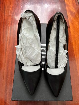 Zapato de tacón negro.