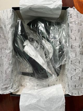 Zapato de tacón negro.