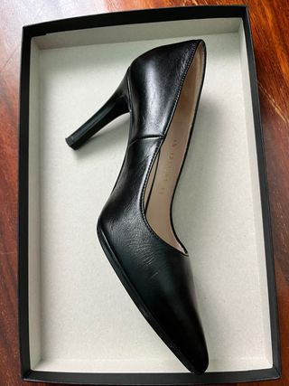 Zapato de tacón negro.