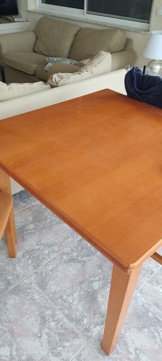 Tavolo e sedie allungabili