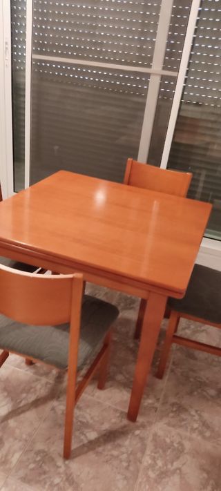 Tavolo e sedie allungabili